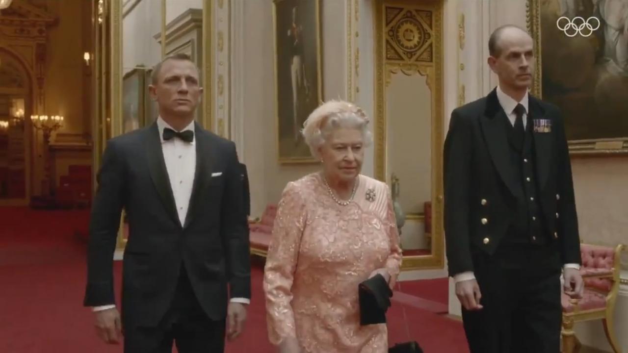 VIDEO - James Bond saute en parachute avec la Reine aux Jeux Olympiques