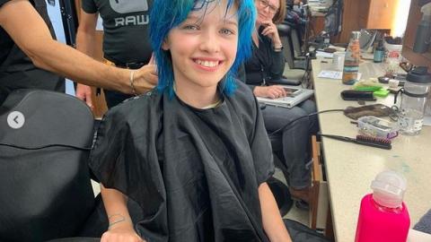 Ever Anderson partage des photos des coulisses de Black Widow : "On m'a coloré les cheveux en bleu pour ce film"