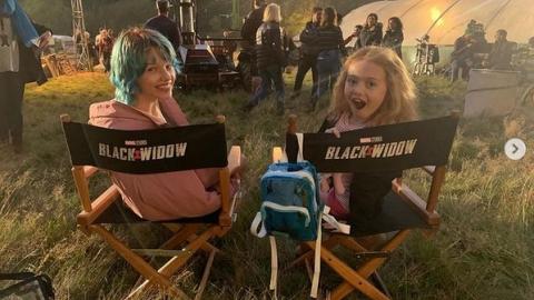 Ever Anderson partage des photos des coulisses de Black Widow : "Me voici avec ma soeur de cinéma, Violet McGraw..."